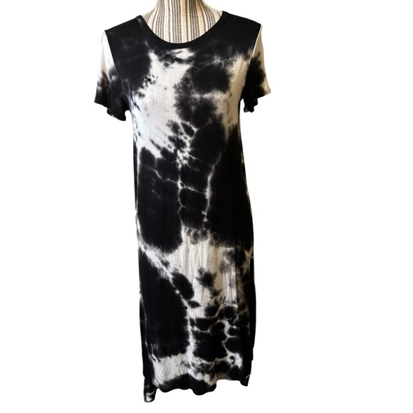 Caution To The Wind Dresses & Skirts - Caution To The Wind Dress Small Black & White Tie-Dye Short Sleeve Midi Hi-Low